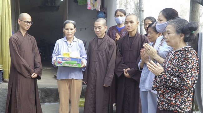 Presenting gifts to difficult families during the Buddha's Birthday in 2020 of Dong Cao Pagoda.